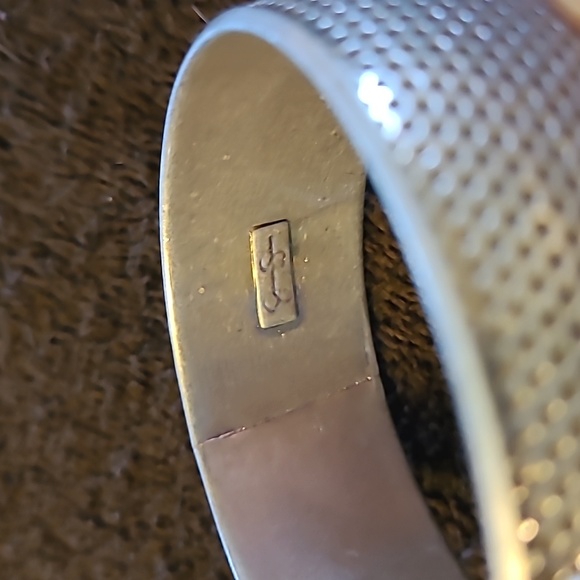 Gorgeous Jessica Simpson metal bangle bracelet - Picture 3 of 4